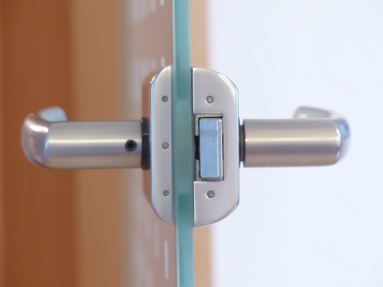 door-lock-123176_1280
